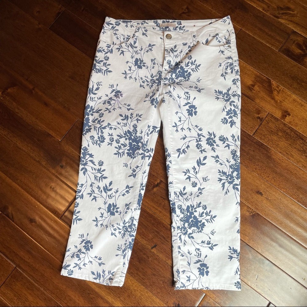 Dressbarn Blue on White Floral Five Pocket Crop Capri Jean Pants Size 6